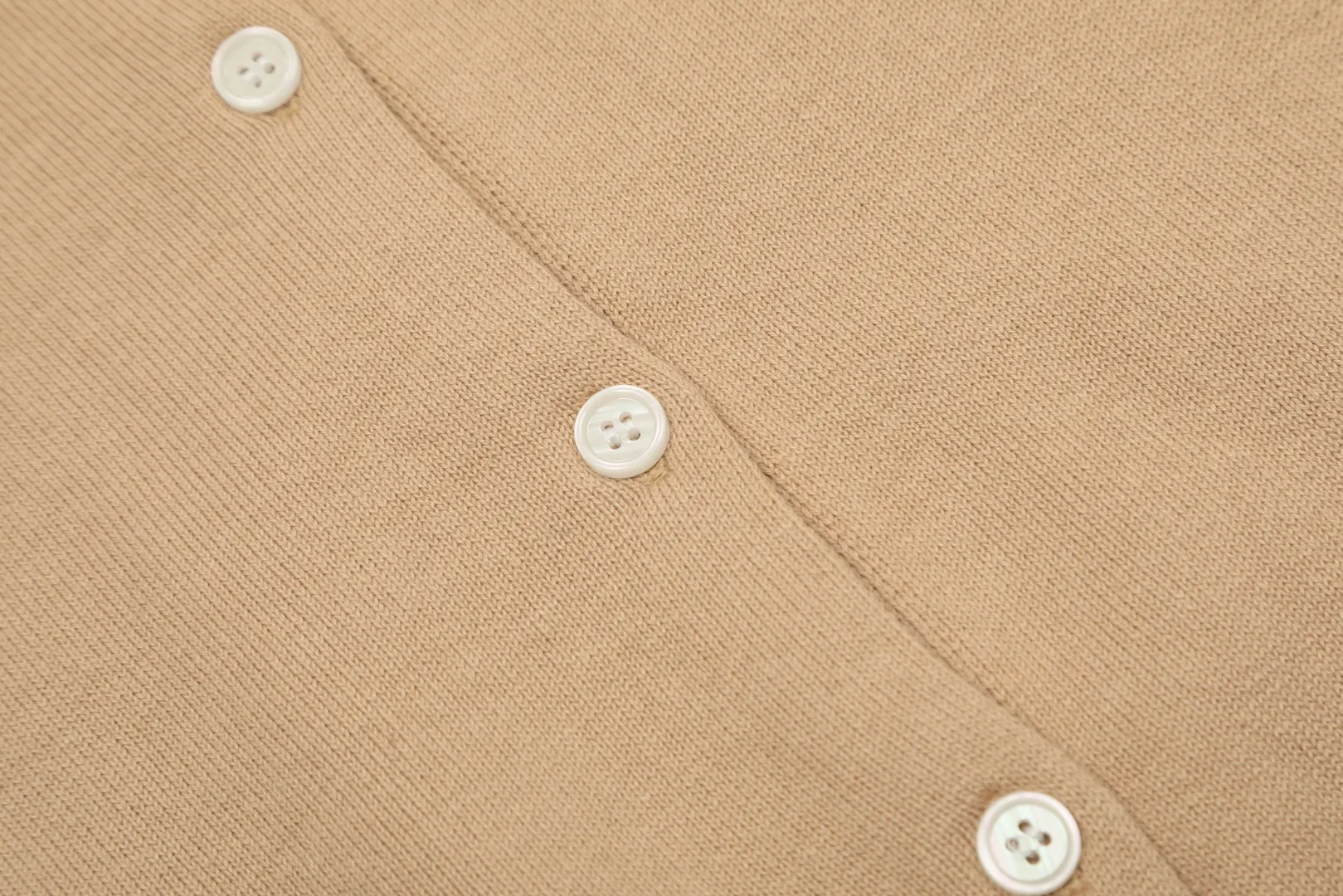 🅿️190 "Top Quality" Style Number: DS010# [Ralph Lauren Solid Color Round Neck Basic Pony Embroidered Logo Knitted Cardigan Long Sleeve] ✅Ralph Lauren Classic Basic Versatile Jersey Cardigan Long Sleeve Small Jacket ✅Main supplier of platform live broadcast wholesale entities ✅ZP quality 1:1 pattern making Scan the code to enter the GF website Counter quality ✅Details and quality The only one in Guangzhou Imported quality cotton yarn Mainly high-end Cost-effective, good quality, no need to say more ✅The version is restored to the original, loose, comfortable and stress-free, simple is high-end, classic is timeless ✅The upper body is simple and easy to match, a must-have for goddess ootd. Good-looking clothes are never picky. A must-have in the goddess’ wardrobe. Size: S-XL Color: Off-white, light blue, pink, khaki, army green, gray, navy, black, Chinese red, mint green